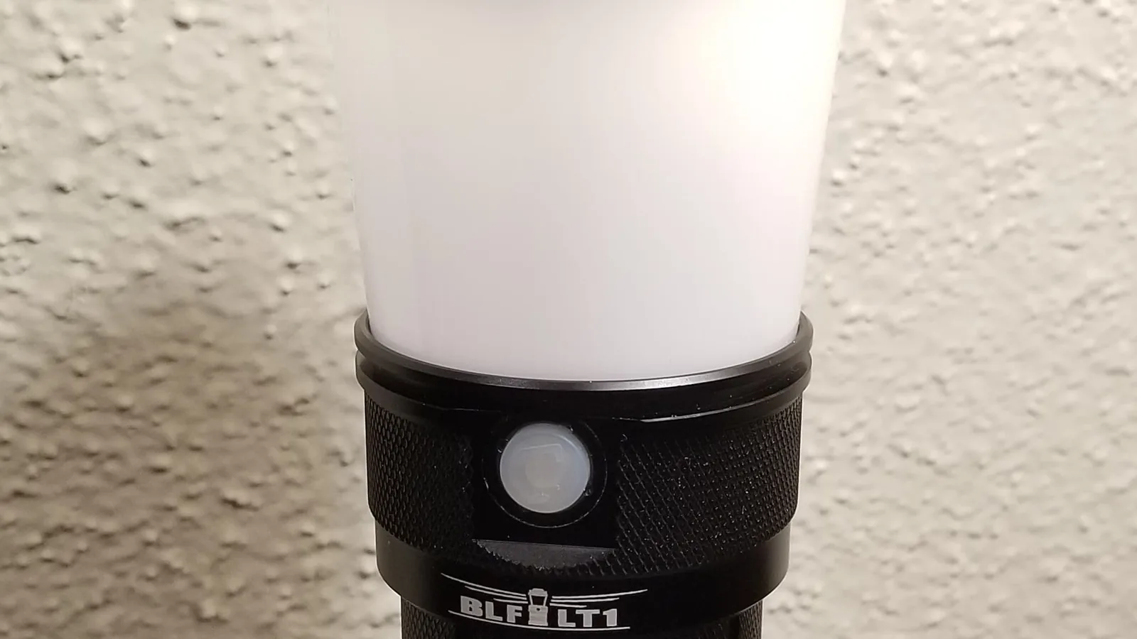 Eine elektrische LED-Laterne steht als netzunabhängige Lichtquelle bereit.