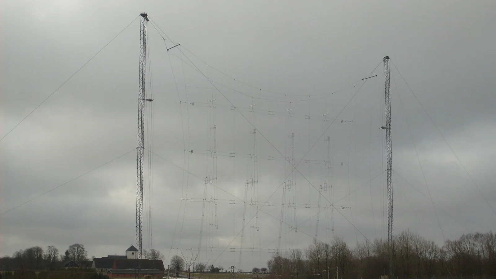 Große Kurzwellen-Vorhangantenne mit zahlreichen vertikal angeordneten Drahtdipolen zwischen hohen Masten.