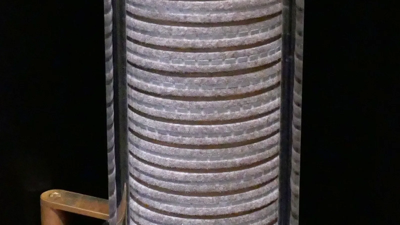 Eine historische Voltasäule aus übereinandergestapelten Metallzellen steht im Deutschen Museum in München.