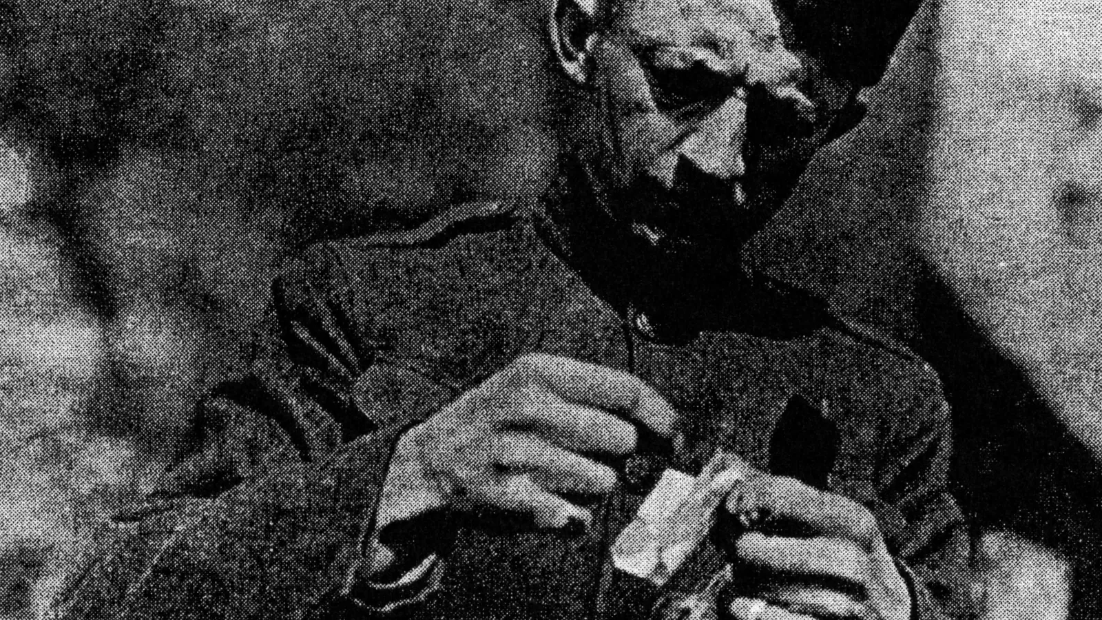 Ein US-Soldat hält im Ersten Weltkrieg eine Brieftaube mit einer Nachrichtenkapsel in der Hand.