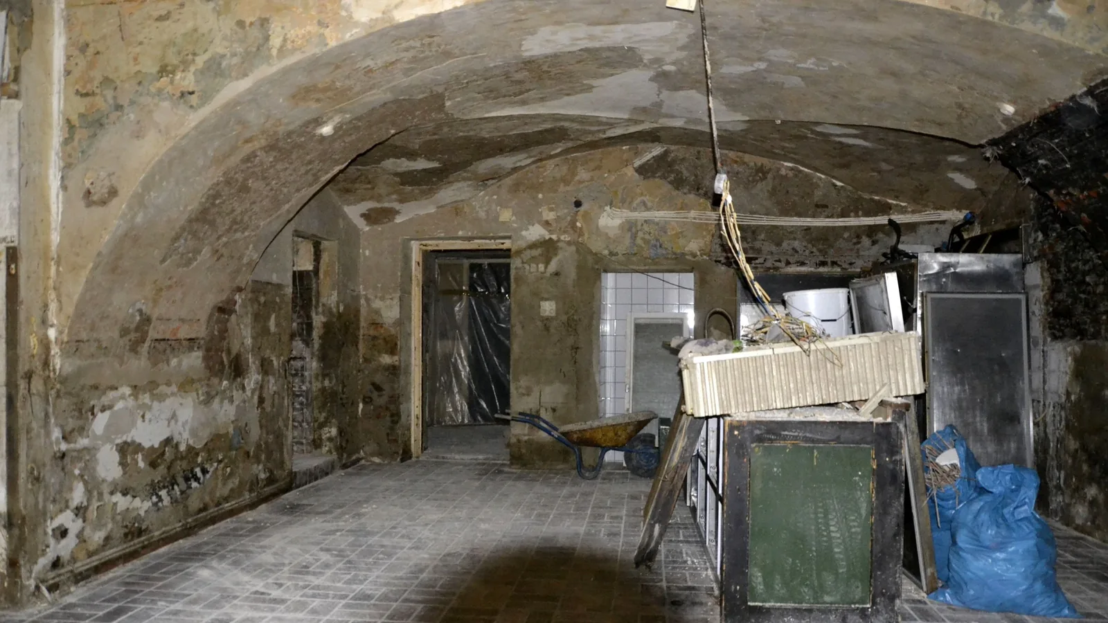 Ein stark beschädigter Innenraum in Passau zeigt sichtbare Folgen des Hochwassers von 2013.