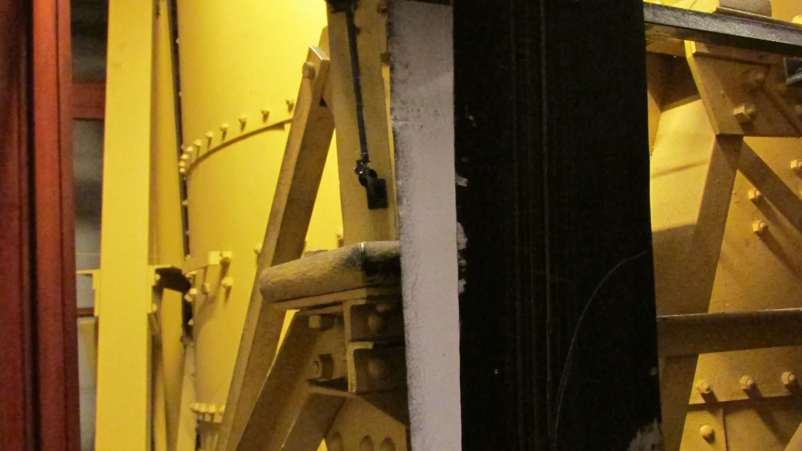 Historischer Horizontalseismograph mit 17-Tonnen-Pendel in der Wiechert’schen Erdbebenwarte in Göttingen.