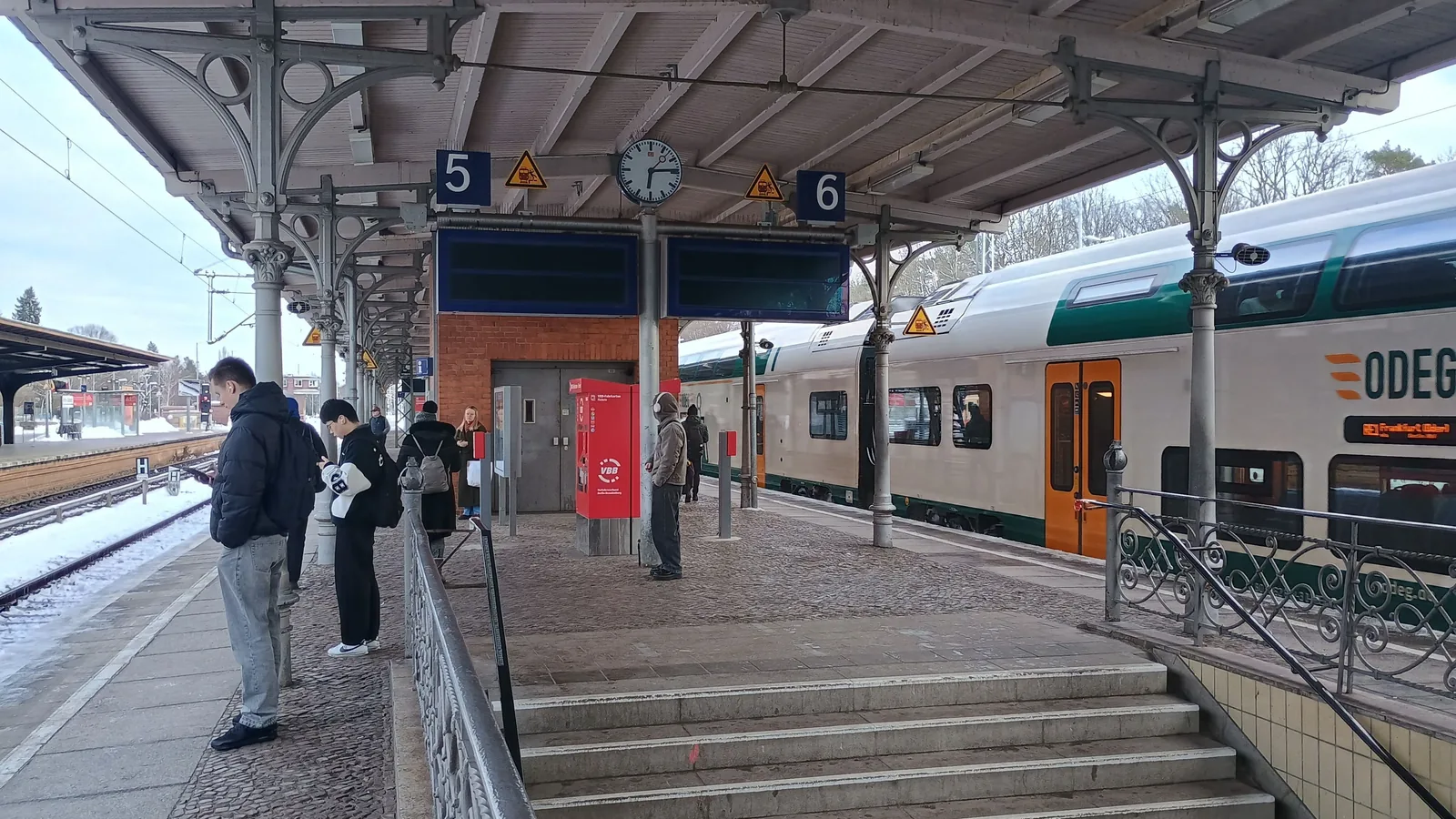 Der Bahnhof Wannsee ist während des Berliner Stromausfalls 2026 nur teilweise durch Notbeleuchtung und einen Generator versorgt.
