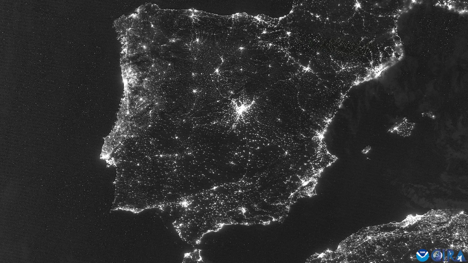 Satellitenaufnahme der Iberischen Halbinsel bei Nacht mit deutlich verminderten Stadtlichtern während des Stromausfalls Ende April 2025.