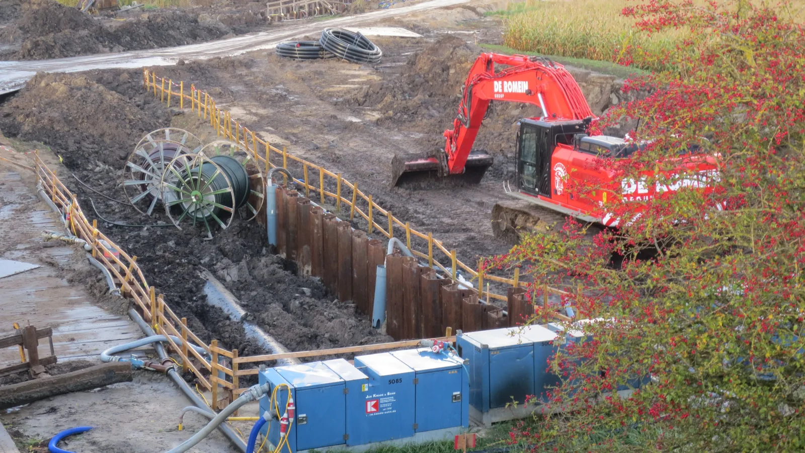 Eine große Gasleitung wird im Oktober 2022 nahe Wilhelmshaven verlegt und anschließend mit Erde verfüllt.