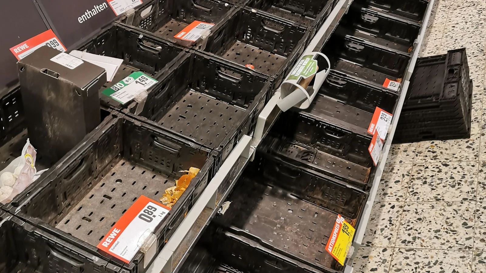Teilweise leere Supermarktregale in einem Berliner REWE-Markt während der Corona-Pandemie im März 2020.