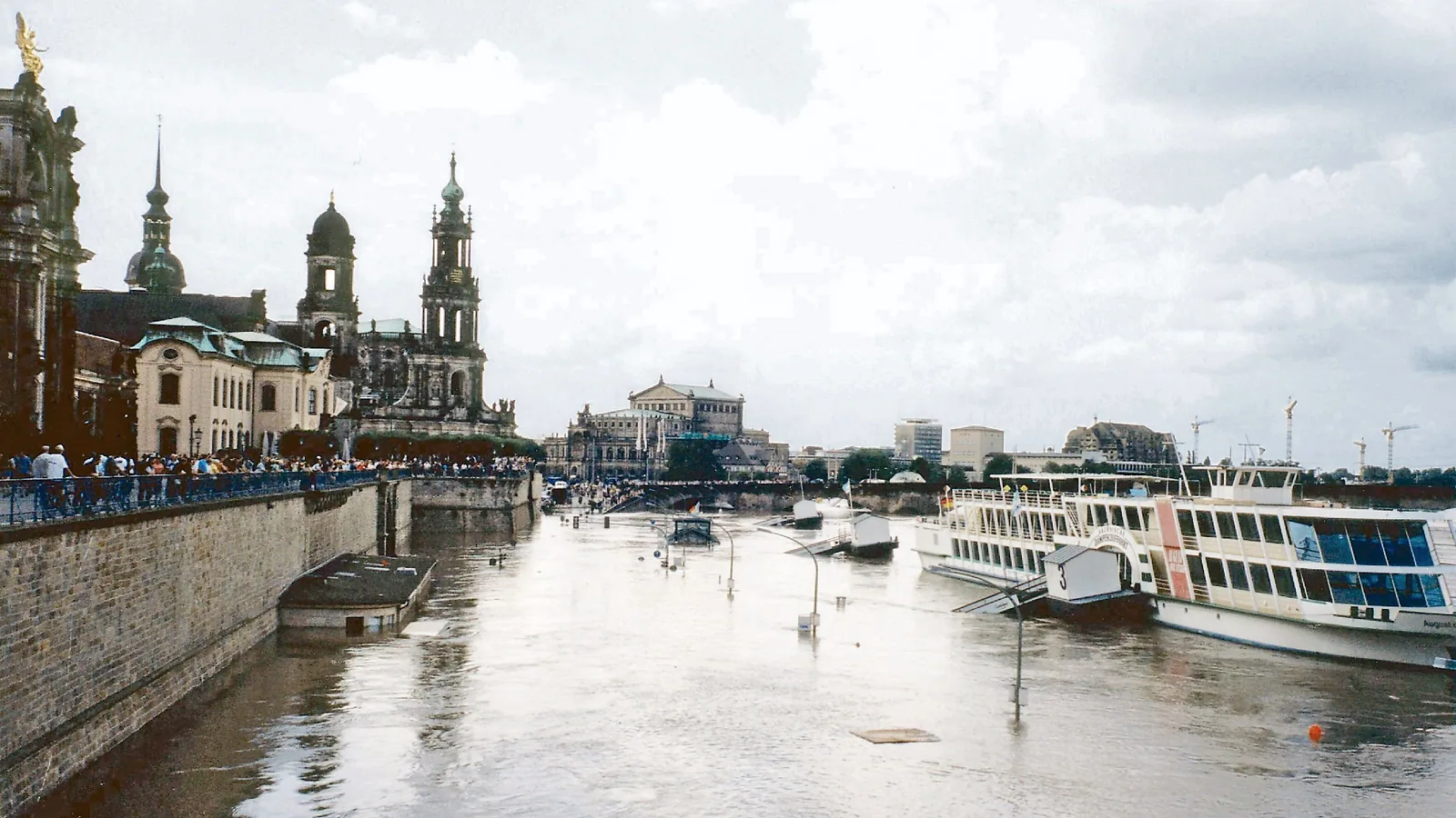 Das Terrassenufer in Dresden ist beim Elbehochwasser im August 2002 großflächig überflutet.