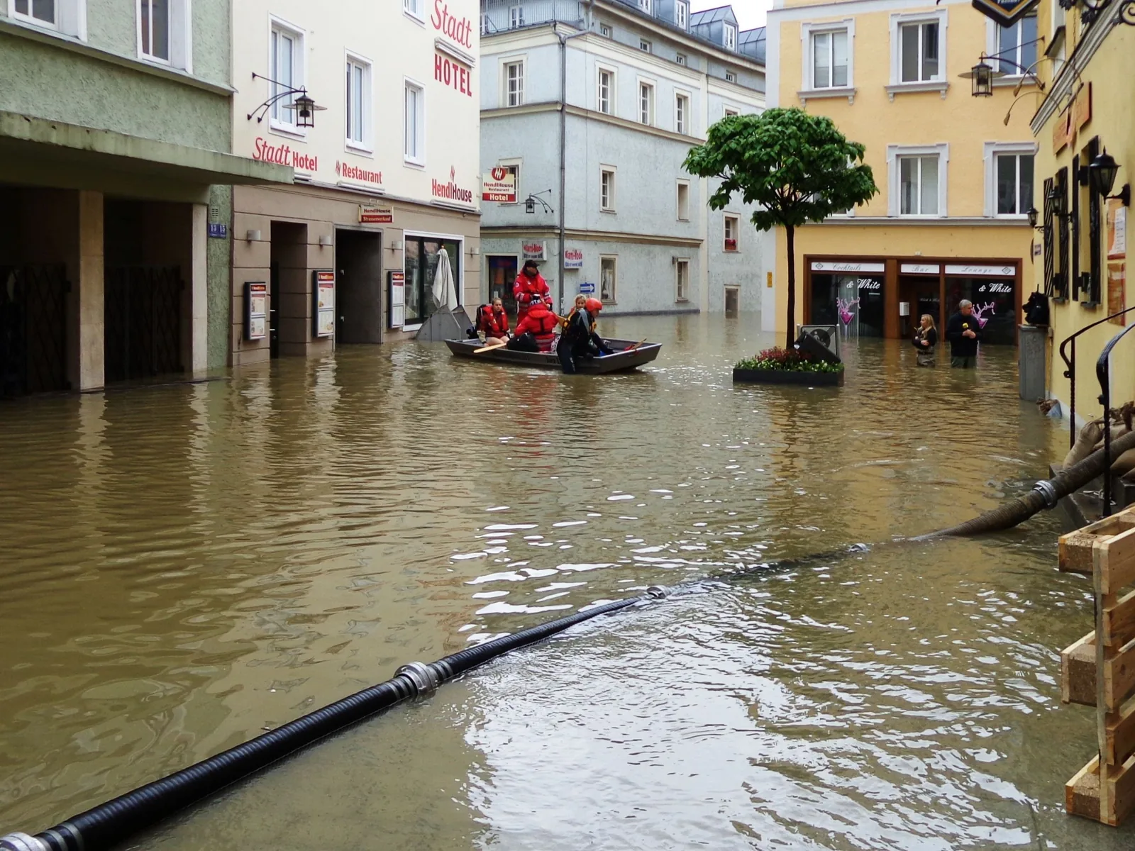 Die Wasserwacht fährt während des Hochwassers 2013 mit einem Schlauchboot durch eine überflutete Straße in Passau.