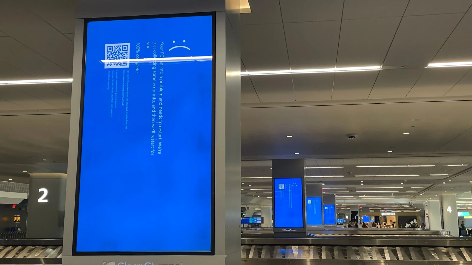 Mehrere Anzeigebildschirme am Flughafen LaGuardia zeigen während des globalen IT-Ausfalls im Juli 2024 Windows-Fehlerbildschirme.