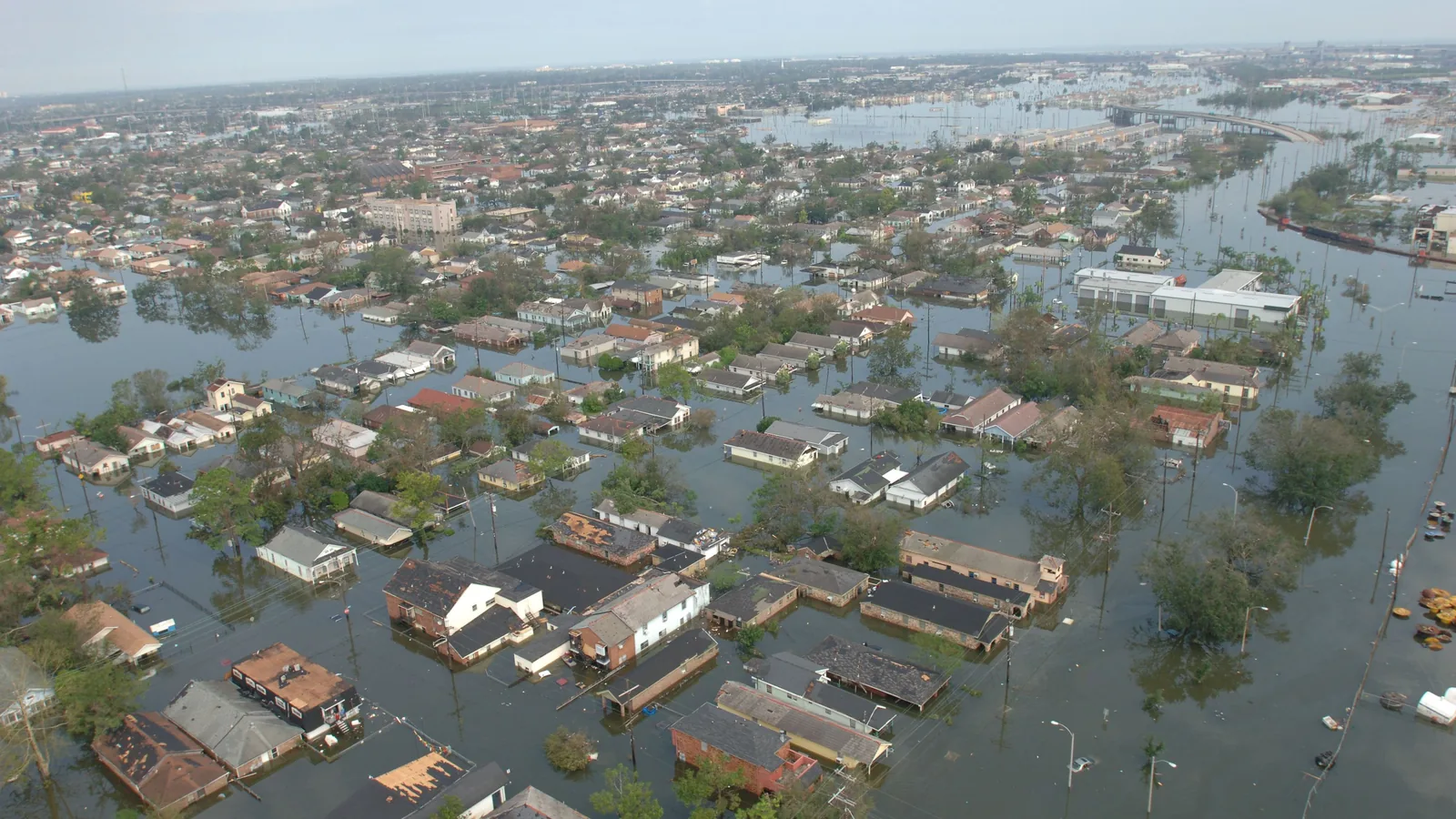 Luftbild eines Wohnviertels in New Orleans am 30. August 2005: Die Straßen zwischen den flachen Häusern stehen vollständig unter Wasser, nur Dächer und Baumkronen ragen heraus.