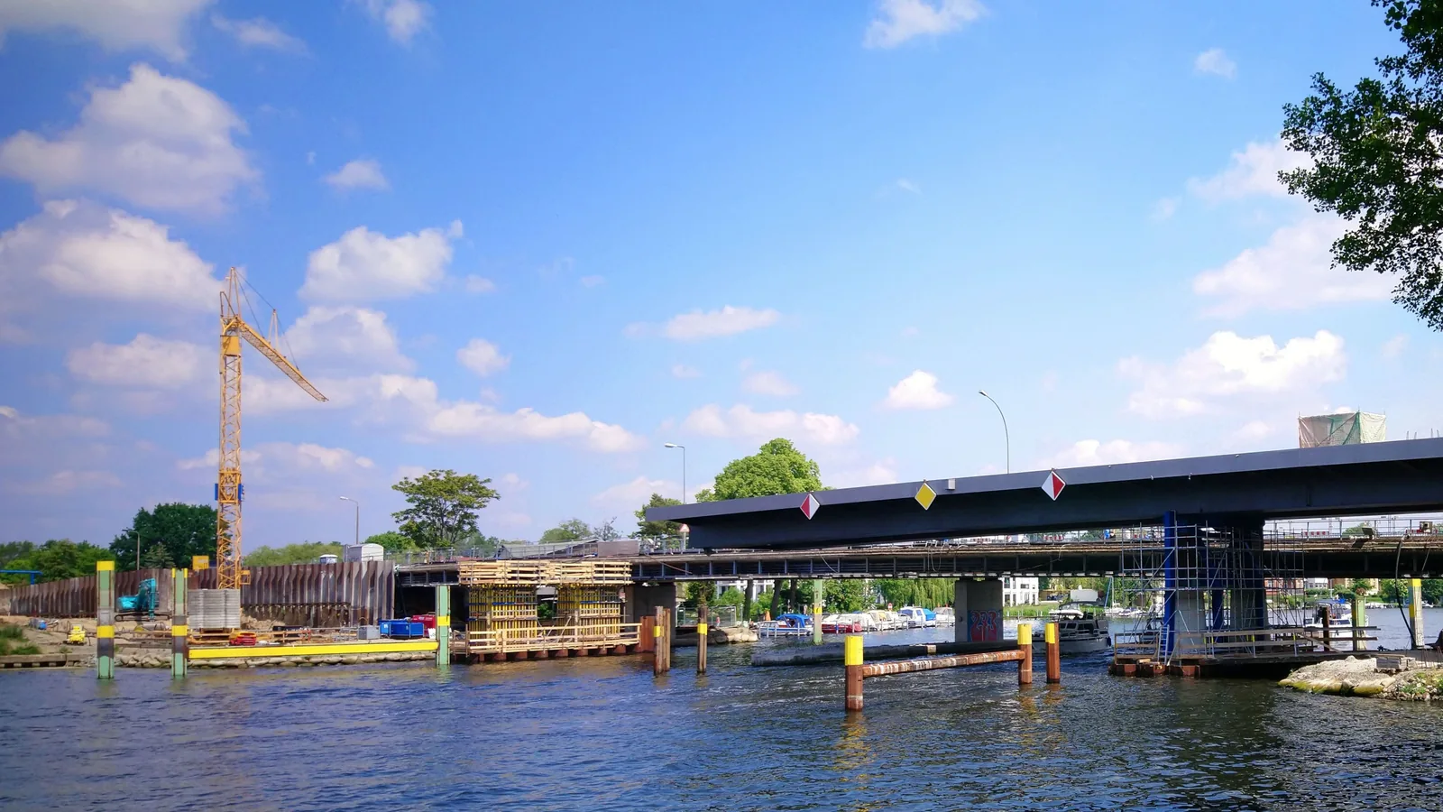 Die Salvador-Allende-Brücke in Berlin-Köpenick ist im Juni 2019 aus südwestlicher Richtung zu sehen.