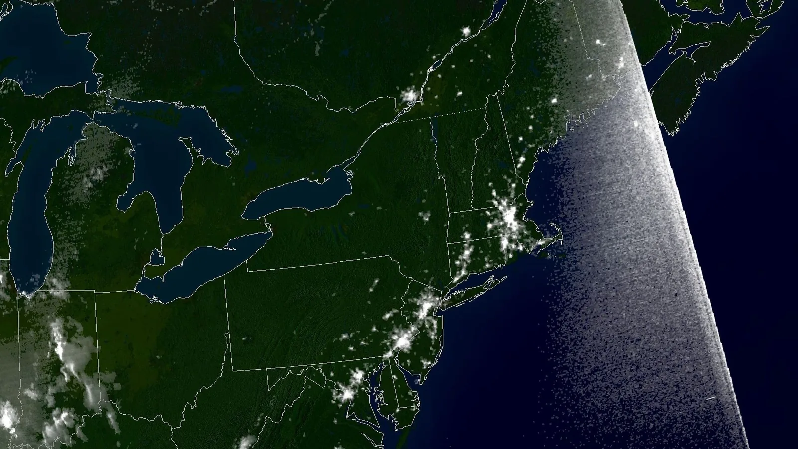 Satellitenaufnahme zeigt während des nordamerikanischen Blackouts 2003 deutlich reduzierte nächtliche Beleuchtung in betroffenen Regionen.