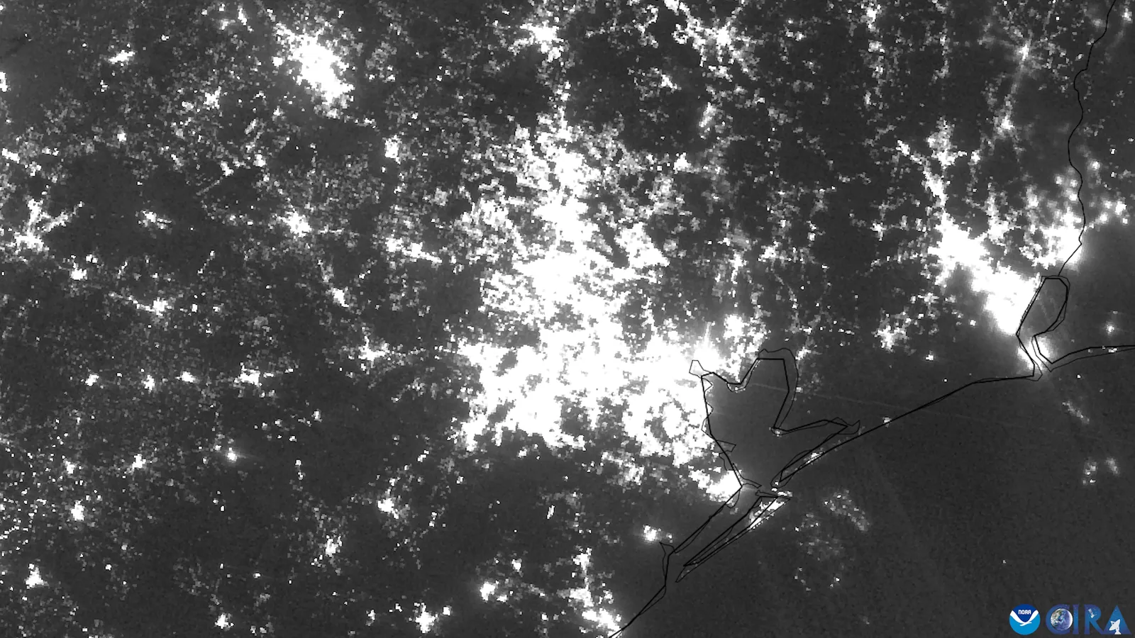 NOAA-Satellitenaufnahme zeigt während der Winterstürme im Februar 2021 deutlich reduzierte nächtliche Beleuchtung im Raum Houston.