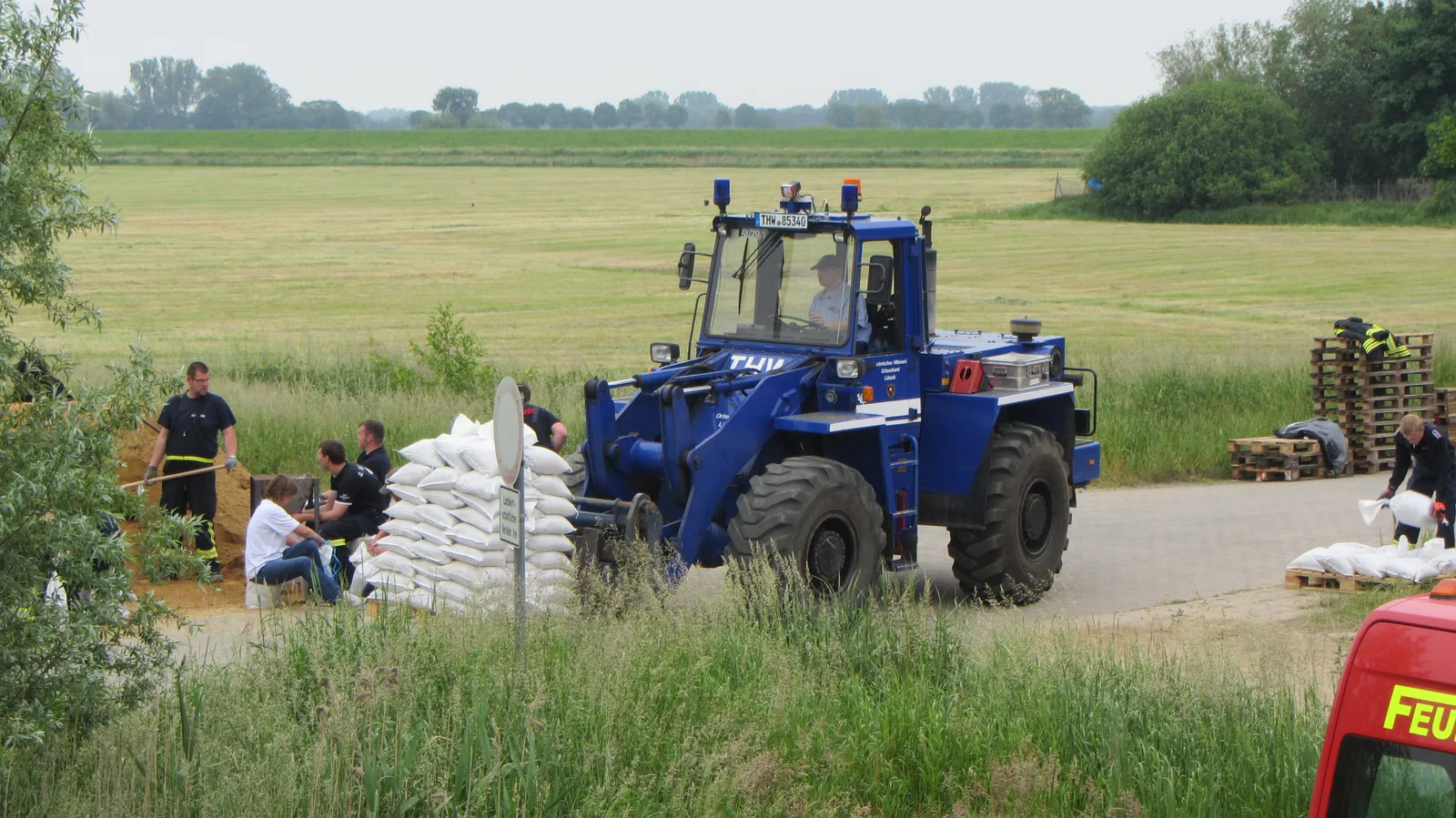 Helfer bereiten während des Elbehochwassers 2013 in Lauenburg zahlreiche Sandsäcke für den Hochwasserschutz vor.