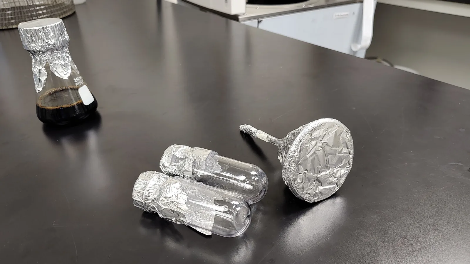 Ein Laborautoklav mit geöffneter Kammer wird zur Sterilisation von Material verwendet.