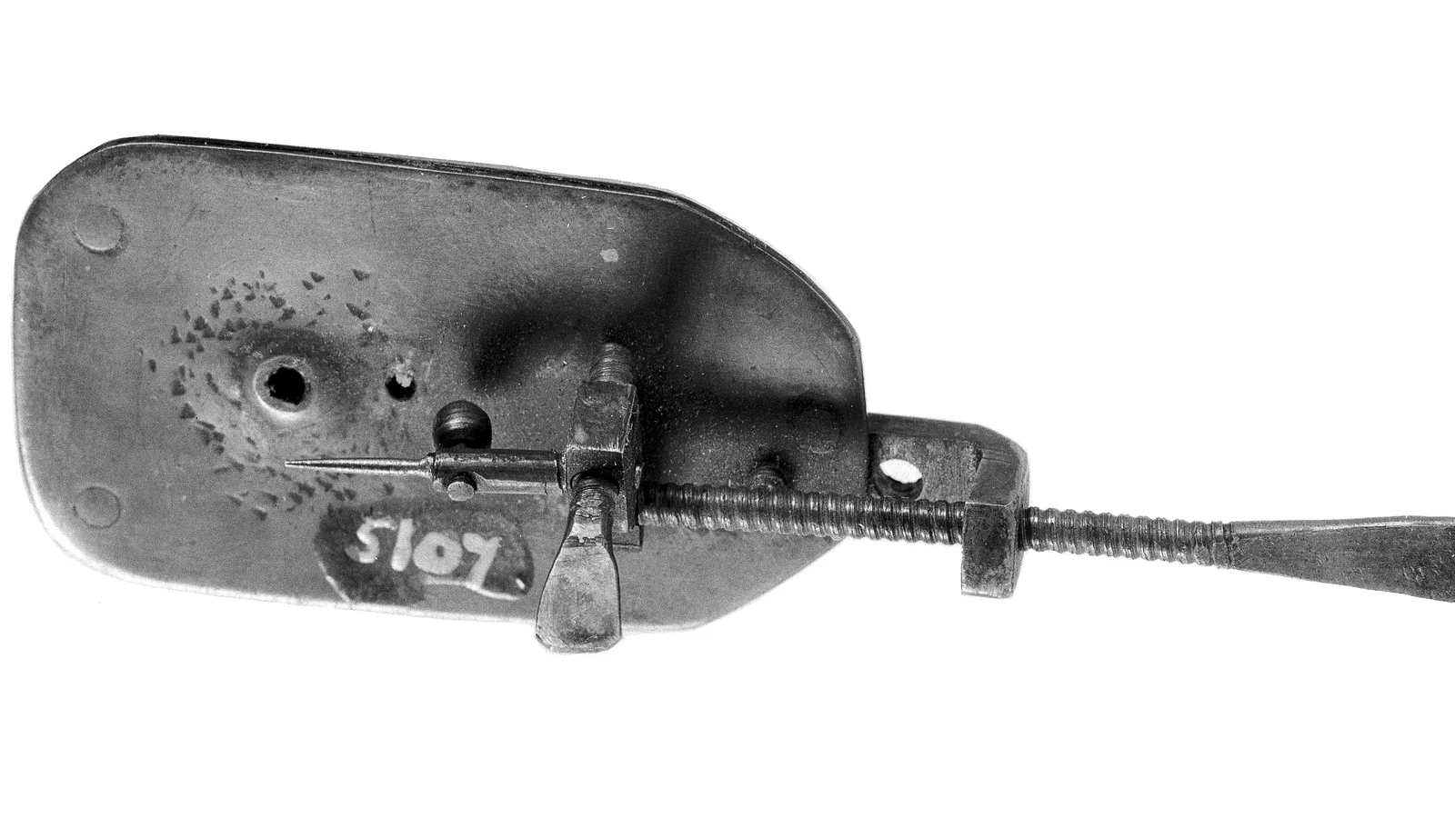 Nachbildung eines Mikroskops von Antoni van Leeuwenhoek: eine kleine, flache Metallplatte mit einem winzigen Linsenloch, davor eine lange Stellschraube mit Probenhalter.