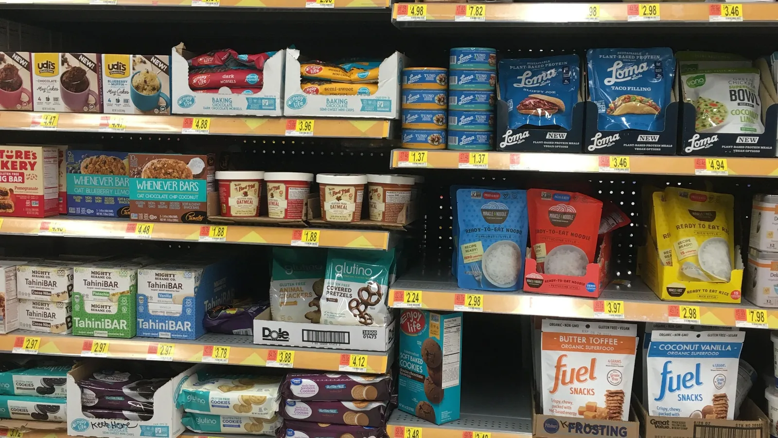 Ein Supermarktregal zeigt einen eigenen Bereich mit verschiedenen glutenfreien Lebensmitteln.