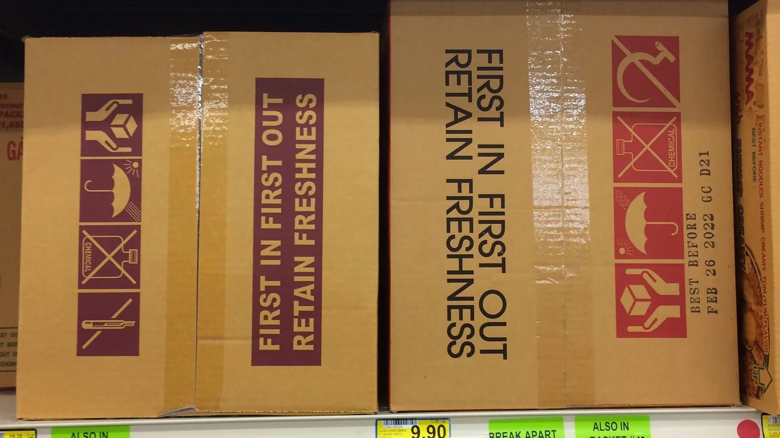 Lebensmittelkartons stehen in einem Verkaufsregal mit dem sichtbaren Hinweis First In First Out.