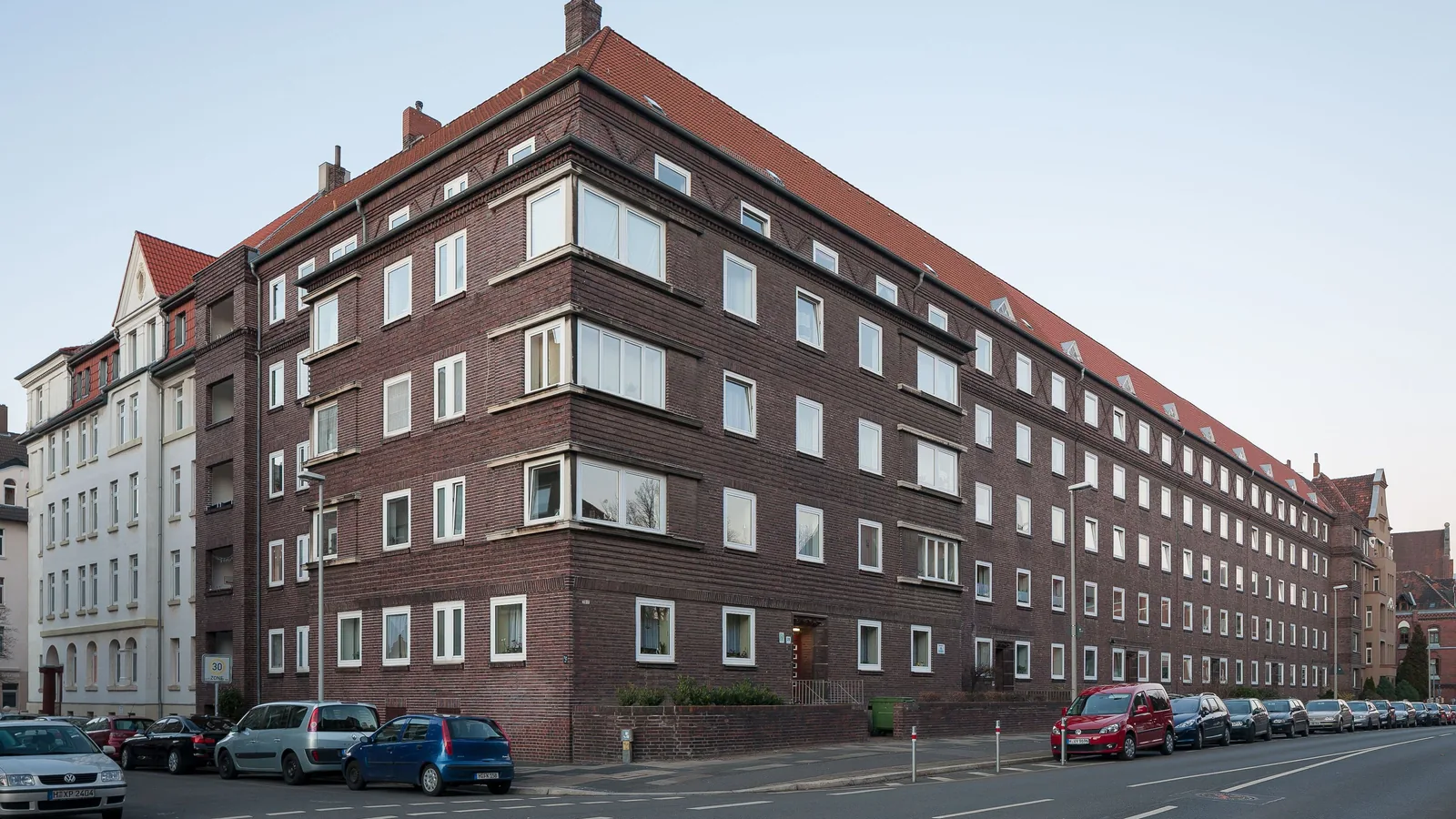 Mehrgeschossiges Wohnhaus an der Badenstedter Straße in Hannover mit mehreren Wohnungen und gemeinsamer Gebäudeinfrastruktur.