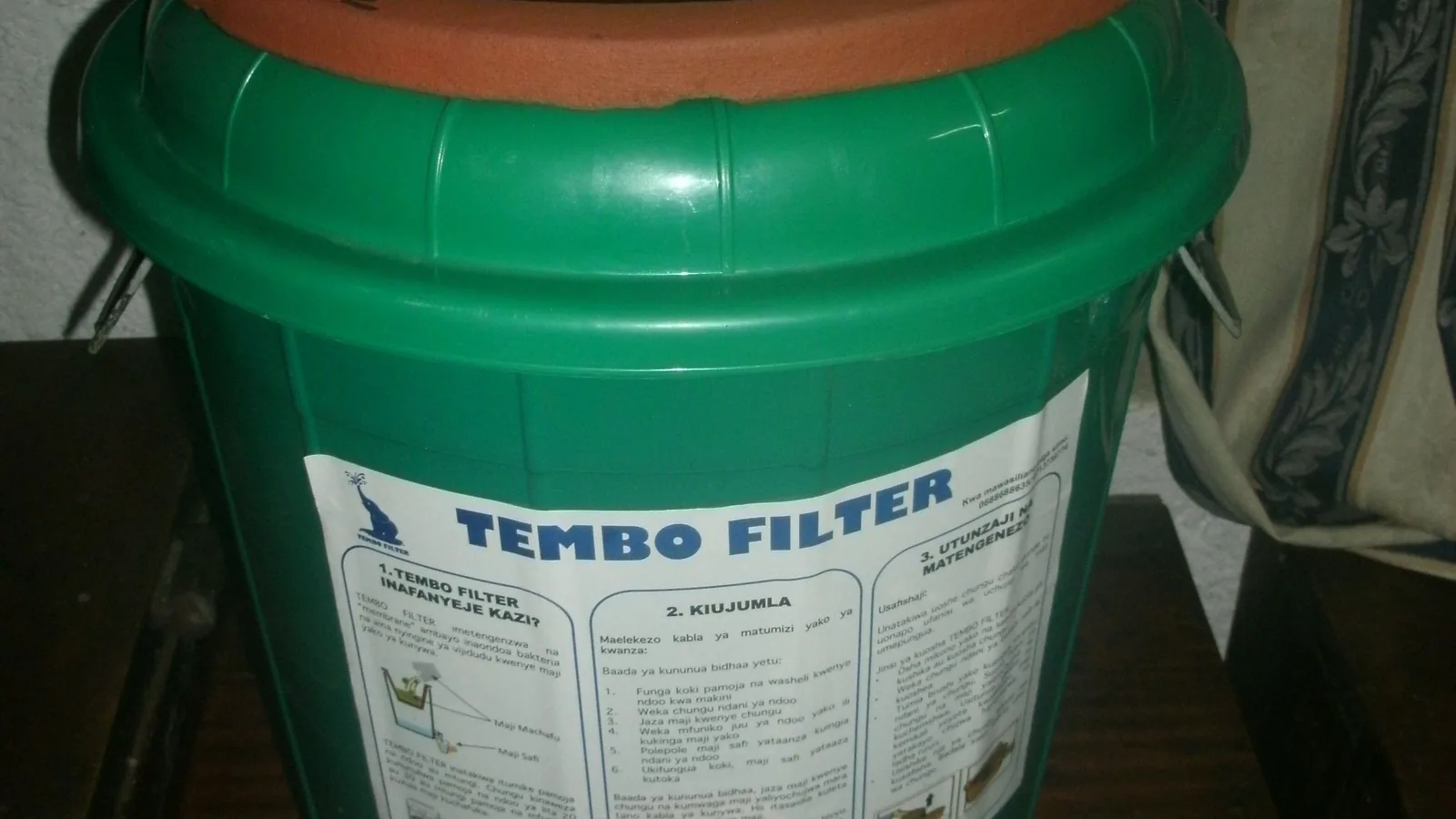 Ein keramischer Wasserfilter steht als einfaches schwerkraftbetriebenes Filtersystem bereit.