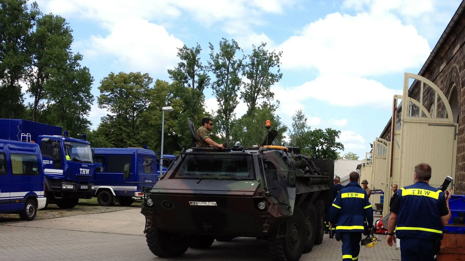 Einsatzfahrzeuge von Technischem Hilfswerk und Bundeswehr stehen während des Hochwassers 2013 gemeinsam in einem Bereitstellungsraum in Dresden.