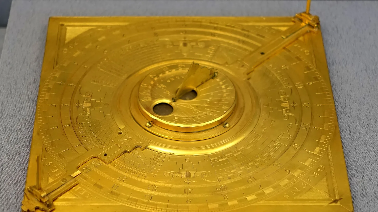 Eine vergoldete horizontale Tischsonnenuhr aus dem späten 16. Jahrhundert steht im Germanischen Nationalmuseum in Nürnberg.
